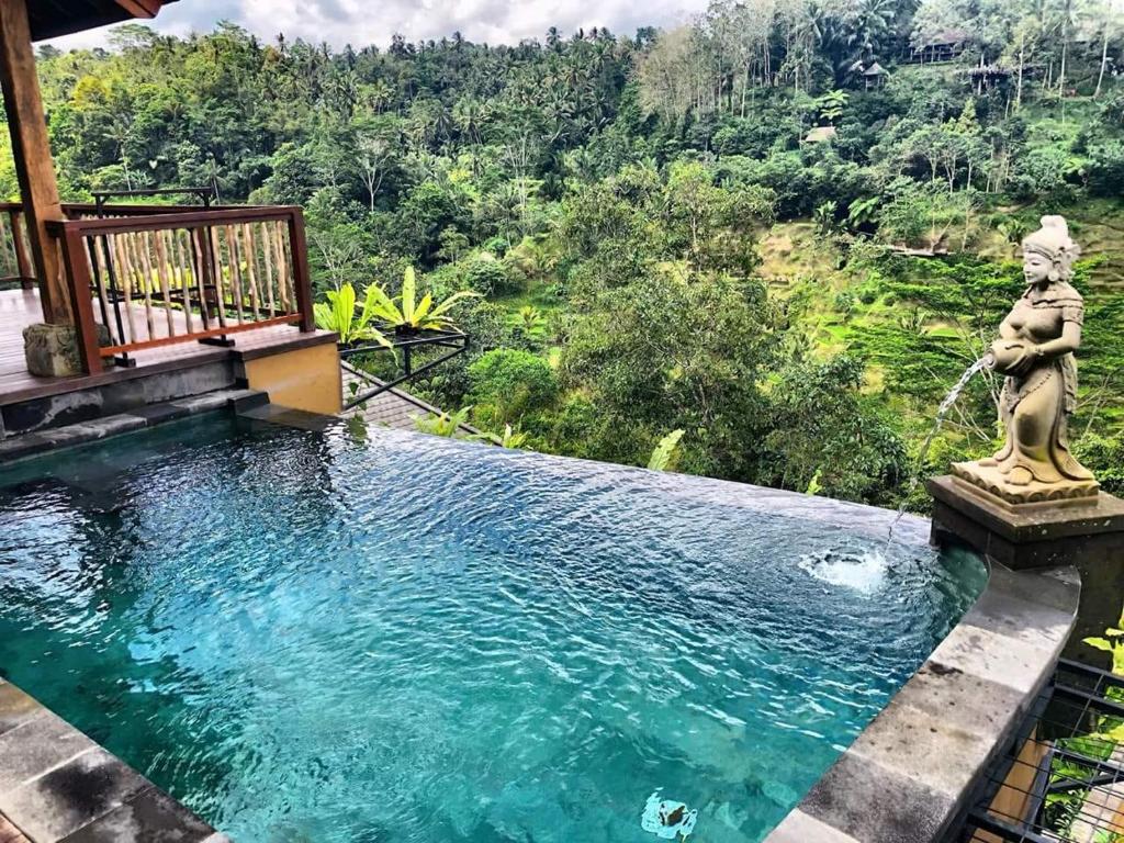 Bazén v ubytování The Kayon Jungle Resort nebo v jeho okolí