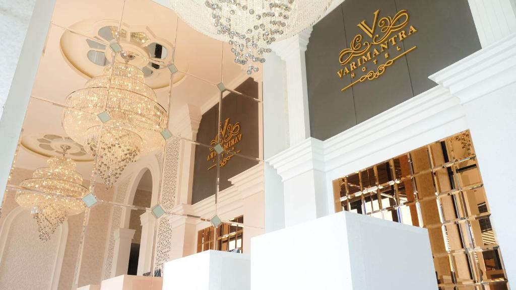 a store with chandeliers hanging from the ceilings at VARIMANTRA HOTEL in Nakhon Pathom