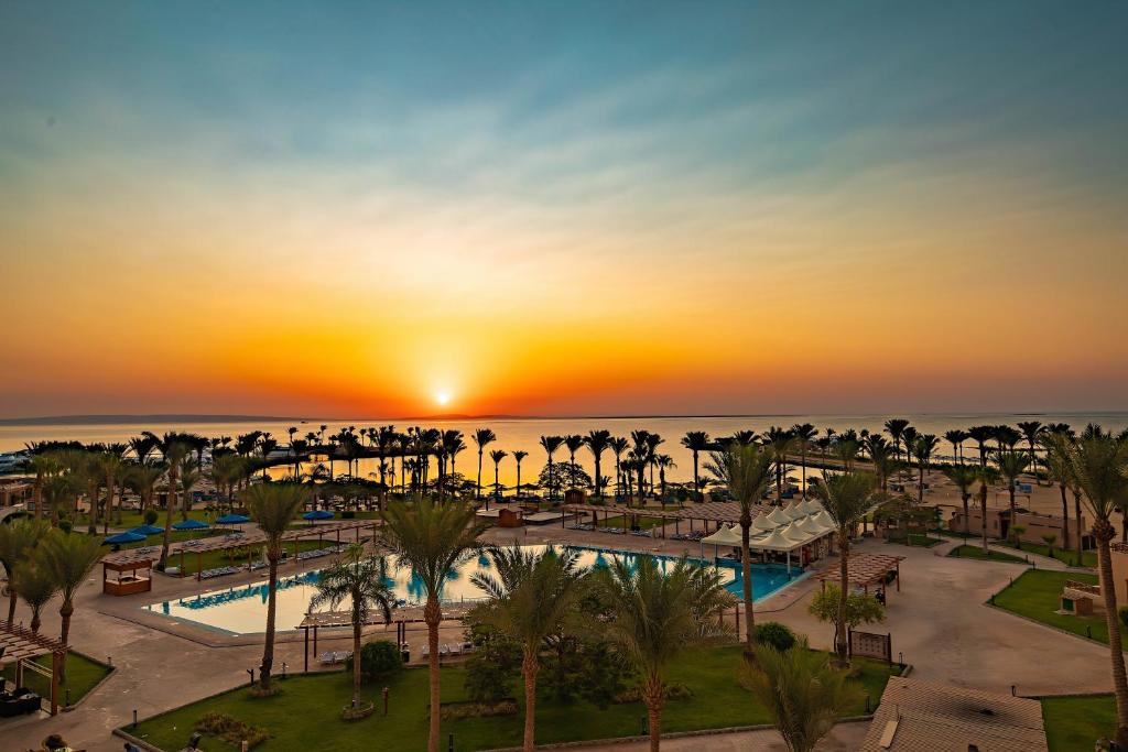 vista sulla piscina al resort al tramonto di Continental Hotel Hurghada a Hurghada