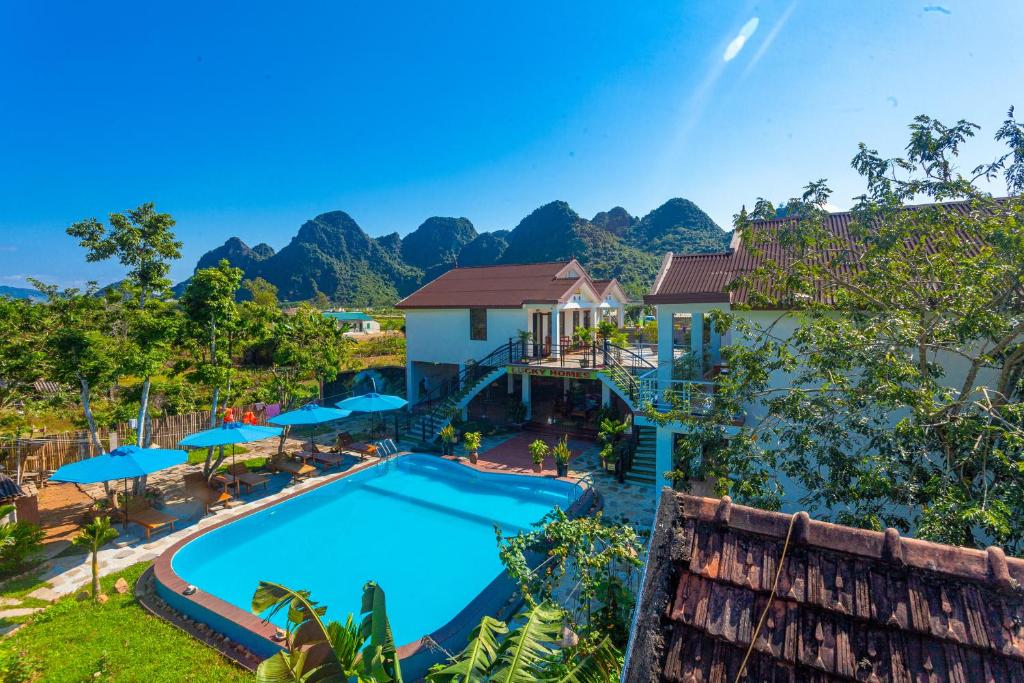 einen Luftblick auf ein Resort mit einem Pool in der Unterkunft Lucky Homes in Phong Nha