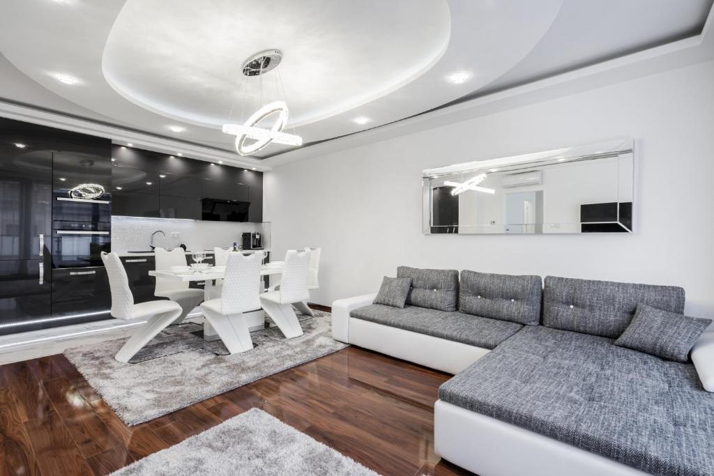 Kiraly 44 Luxury Apartment في بودابست: غرفة معيشة مع أريكة وطاولة