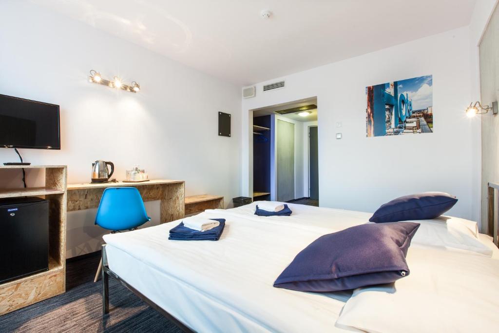 Postel nebo postele na pokoji v ubytování Hotel Tychy