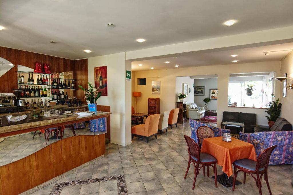 Lounge nebo bar v ubytování Hotel Pironi