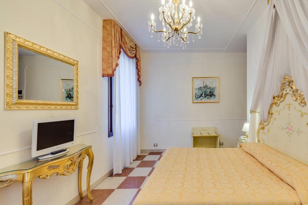 TV a/nebo společenská místnost v ubytování Hotel At Leonard
