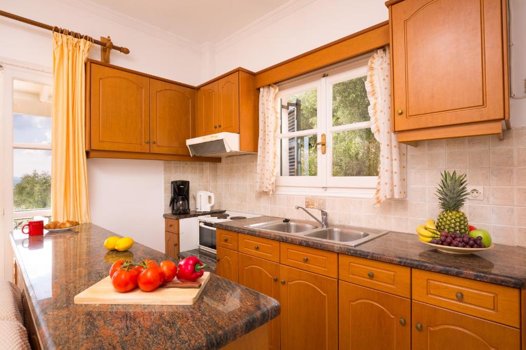 Kitchen o kitchenette sa Villa Nestoras