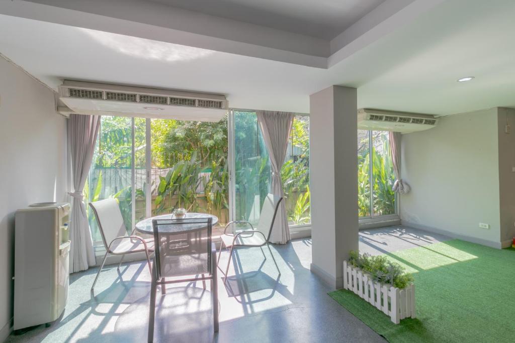 Istumisnurk majutusasutuses Resortel Lat Phrao 91