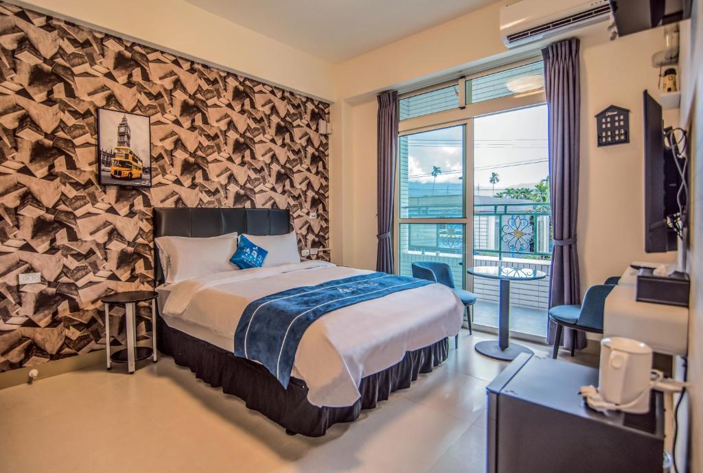 Follow Me Vogue Homestay - Deluxe Double Room With Balcony