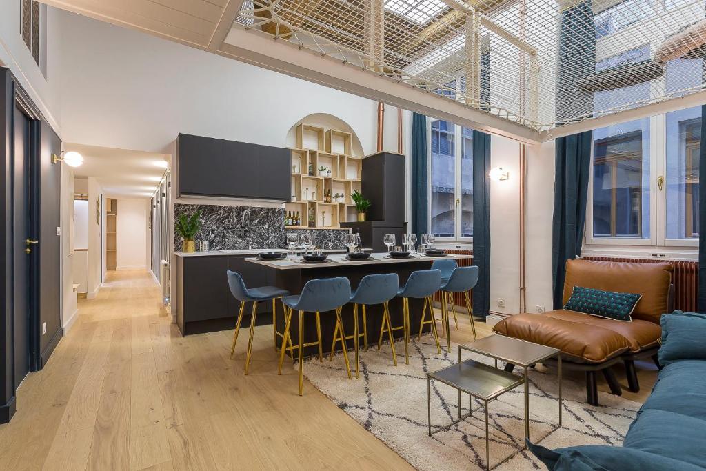 a kitchen and living room with a table and chairs at Cocon Cordeliers / 4 voyageurs in Lyon