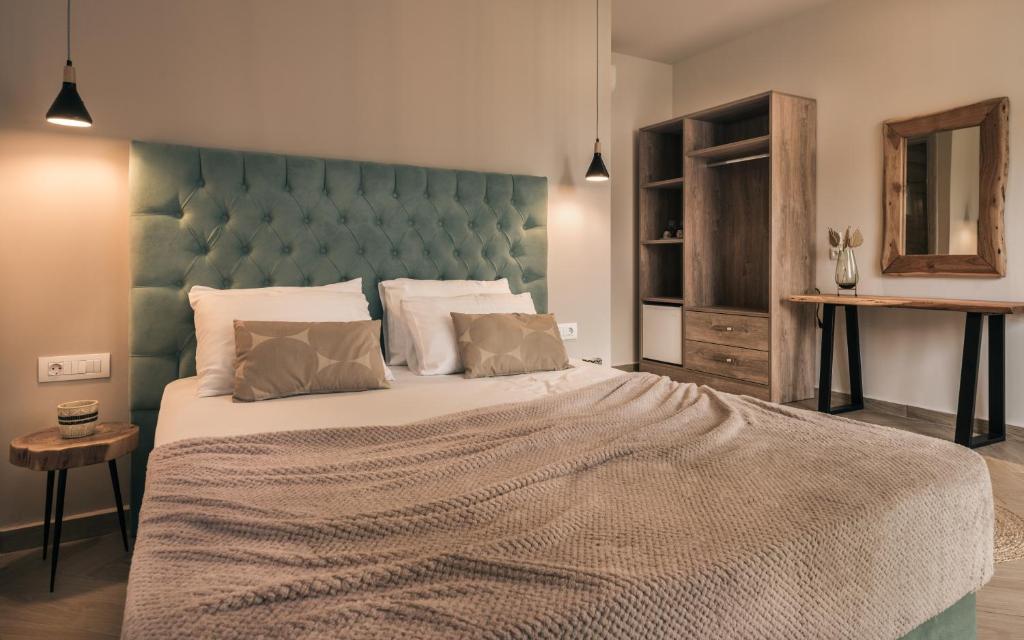 Postel nebo postele na pokoji v ubytování Aeolos Boutique Hotel & Suites