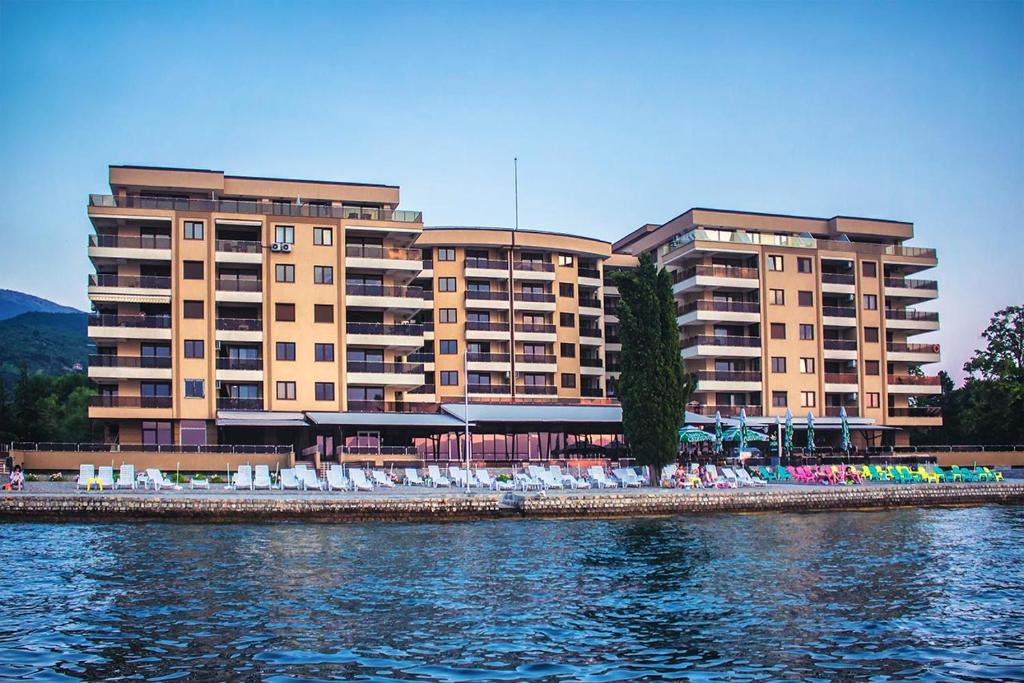 ein großes Gebäude neben einem Wasserkörper in der Unterkunft Apartment Lulu in Ohrid