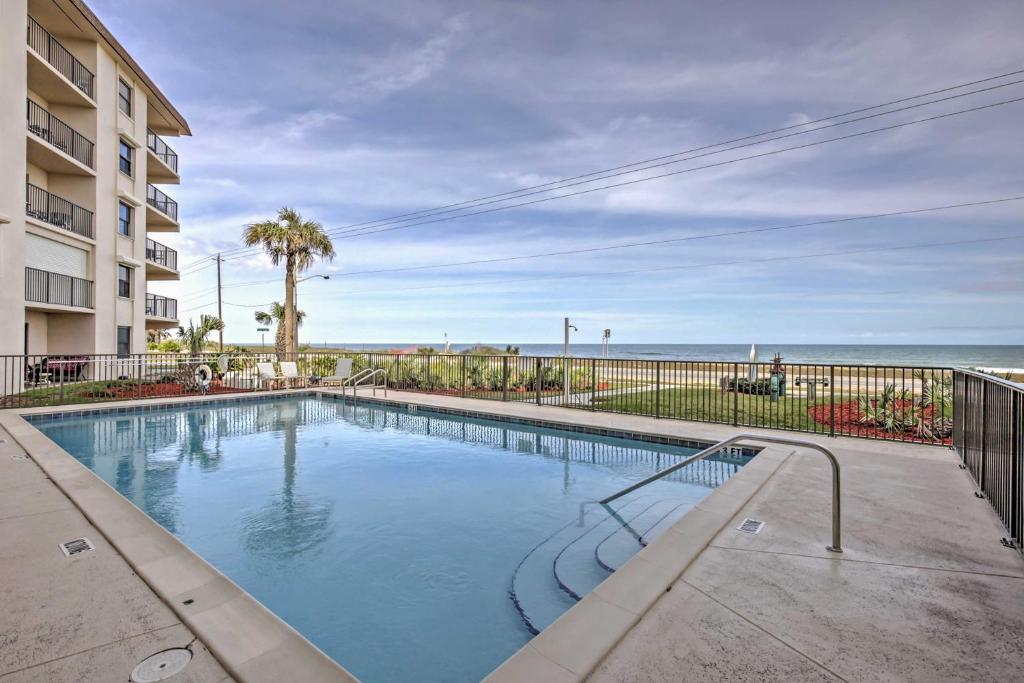 オーモンド・ビーチにあるOceanfront Ormond Beach Condo with Pool Access!の海を背景にしたプール