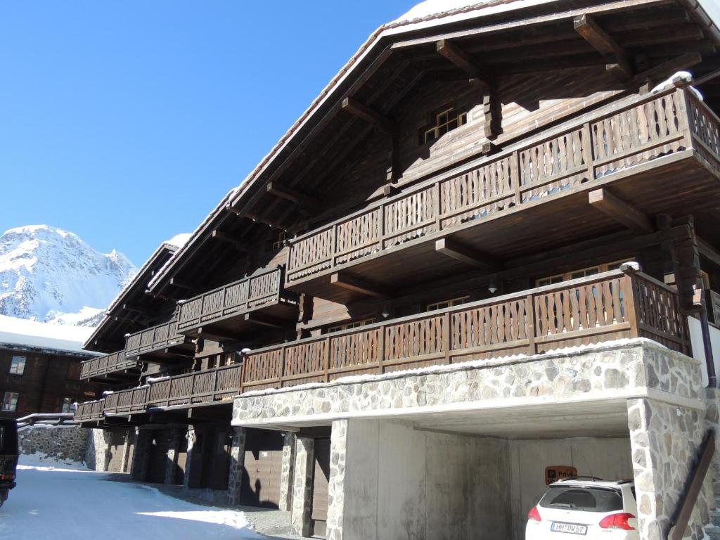 un edificio con balcones de madera encima en Pradamont 09 en Grimentz