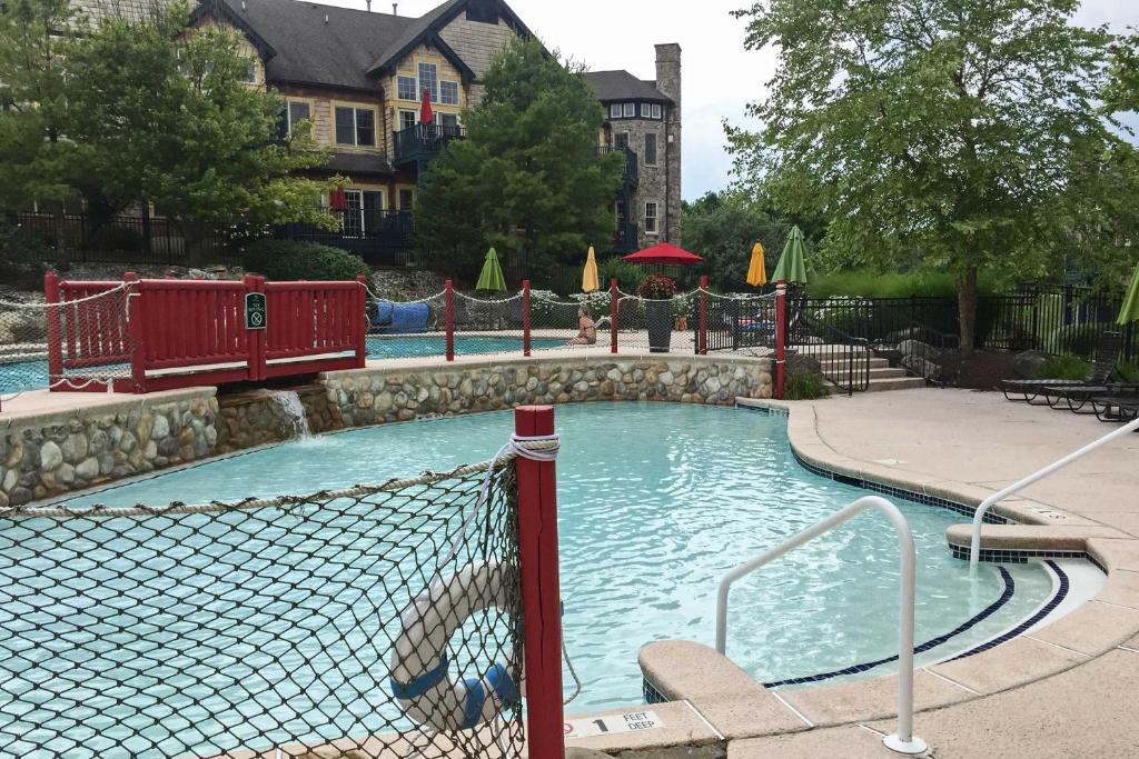 uma piscina com rede num quintal em Spacious Condo with View Less Than 1 Mi to Mtn Creek Resort! em Vernon Township