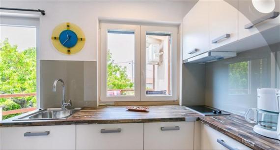 Kuchyň nebo kuchyňský kout v ubytování Apartment Fig Tree