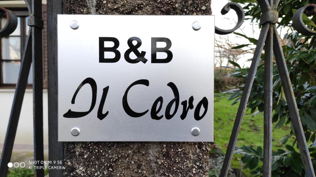 a sign on a tree that says bbb d coo at Il cedro in San Pièr dʼIsonzo
