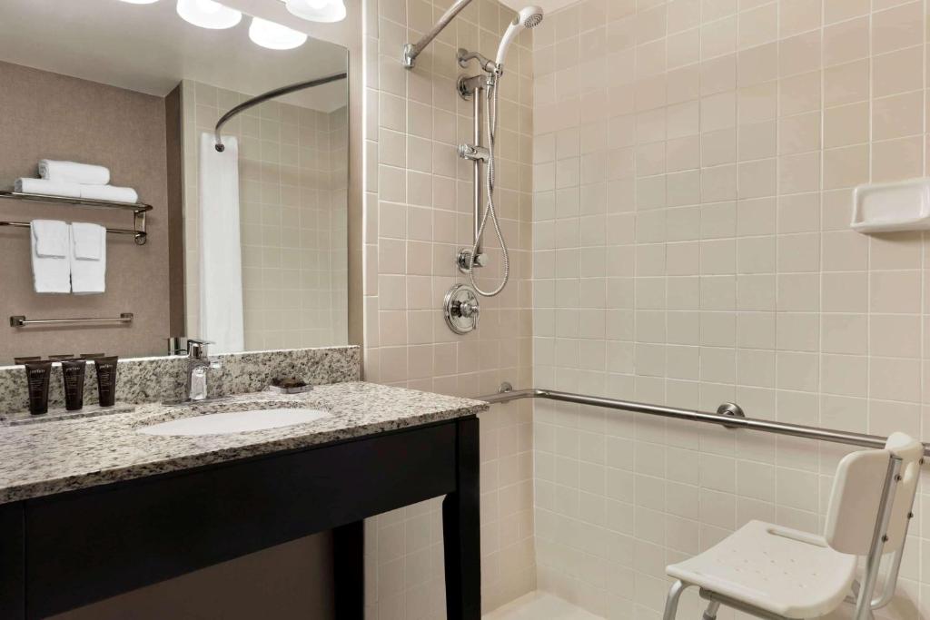 Wingate by Wyndham Cincinnati Blue Ash photo