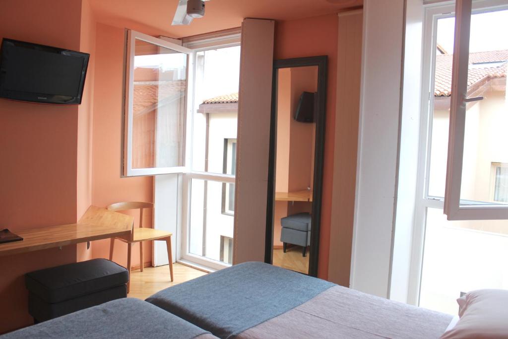 Televízia a/alebo spoločenská miestnosť v ubytovaní Hotel Zarampallo