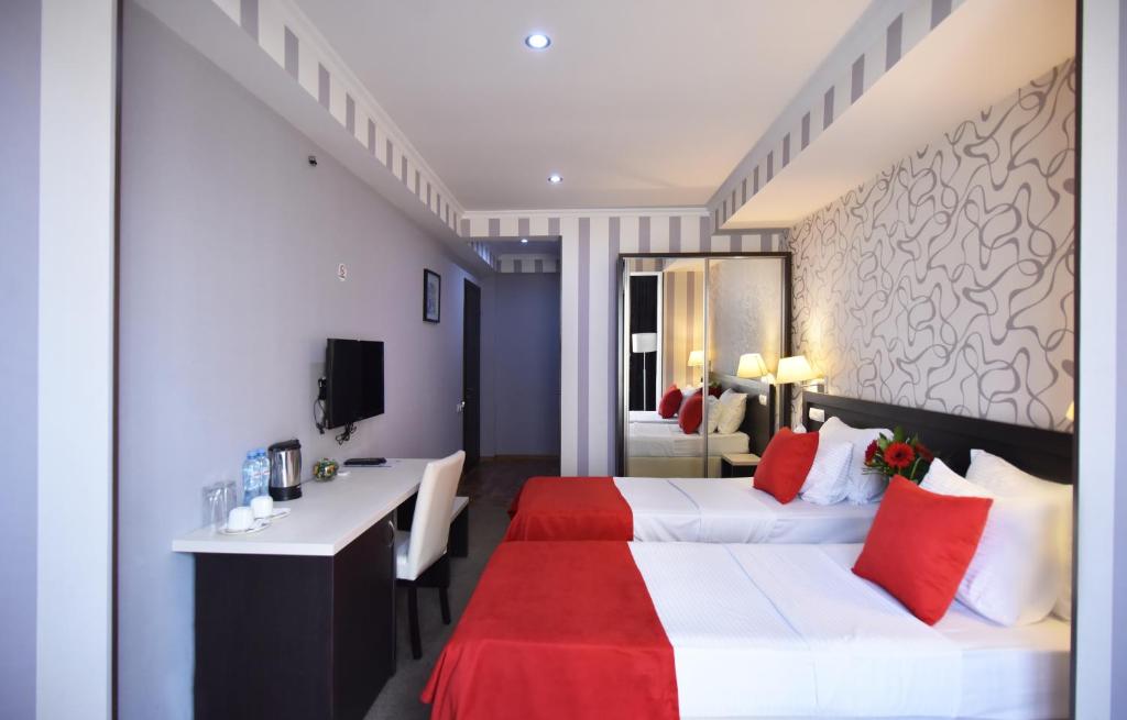 Postel nebo postele na pokoji v ubytování East Gate Boutique Hotel