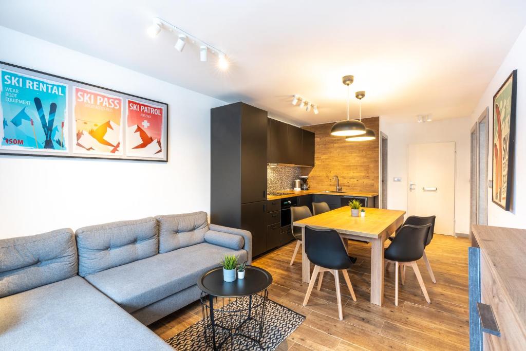 salon z kanapą i stołem w obiekcie Kaprun Apartments w Kaprunie