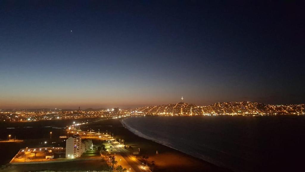 - Vistas a la playa por la noche con luces en Costa Mansa II, Avenida Costanera 3100 , Departamento 2201, en Coquimbo