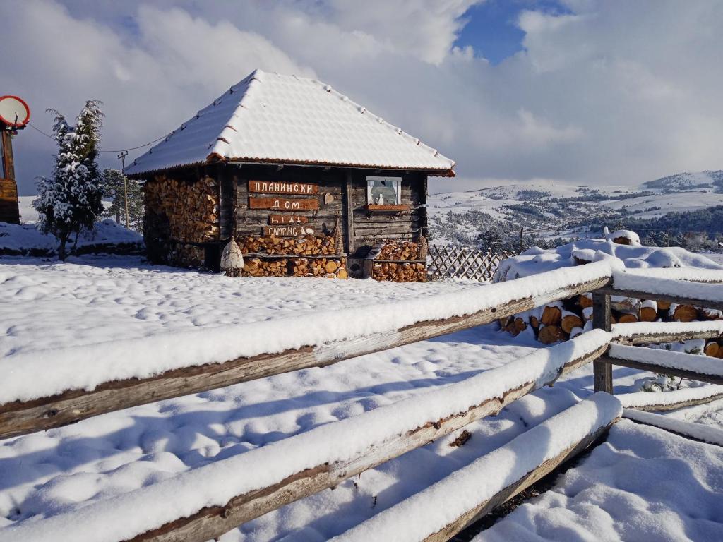 a log cabin in the snow at Planinarski dom "Tornik" Zlatibor in Ribnica