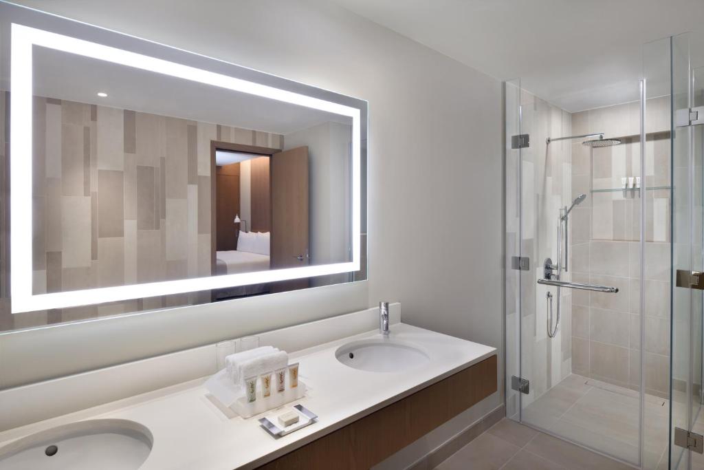 Koupelna v ubytování Holiday Inn & Suites - Dubai Festival City by IHG