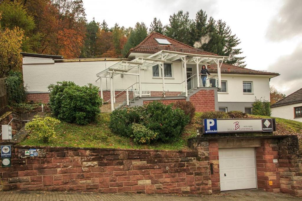 una casa con una señal de estacionamiento delante de ella en Villa Bruderfels, Garni en Rodalben