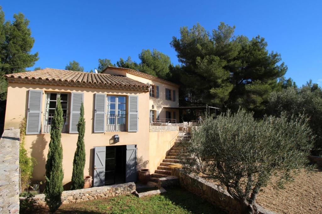 uma casa com uma escada que leva até ela em Villa des Oliviers em Sanary-sur-Mer
