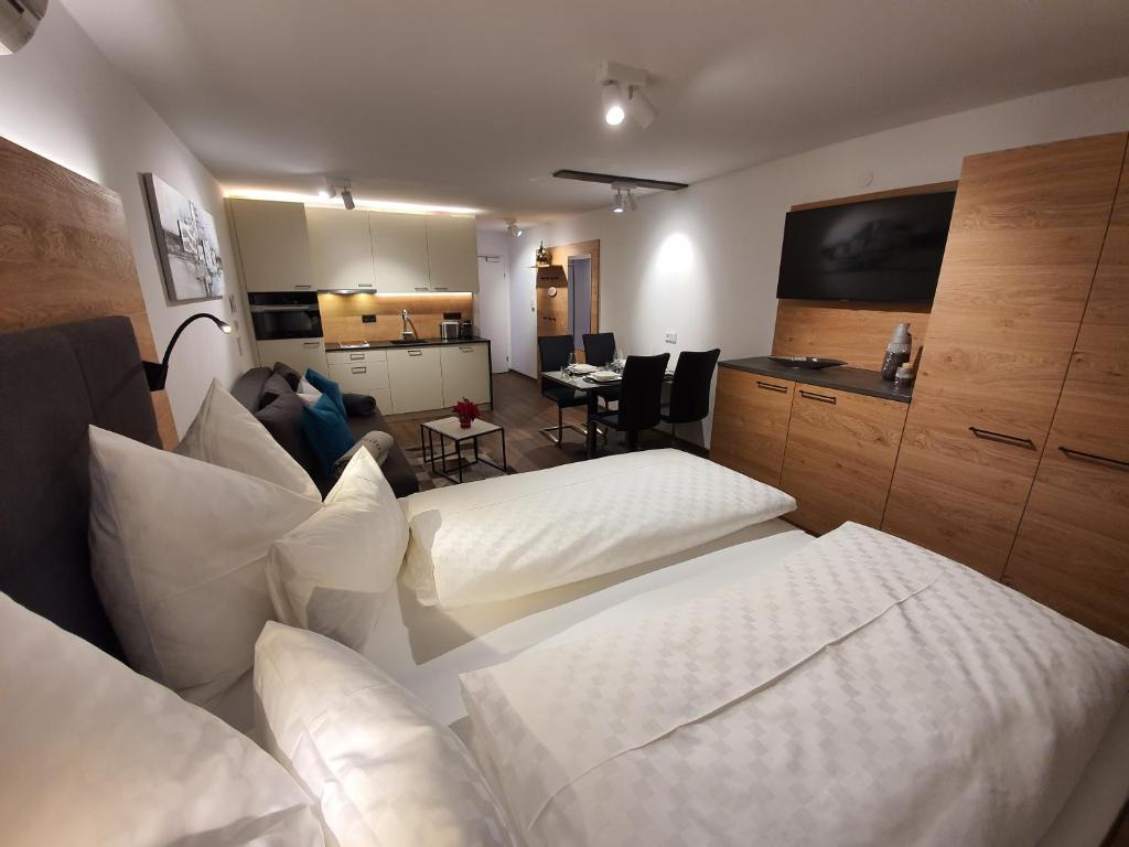 um quarto de hotel com duas camas e uma televisão em Apartment Leontina em Kaprun