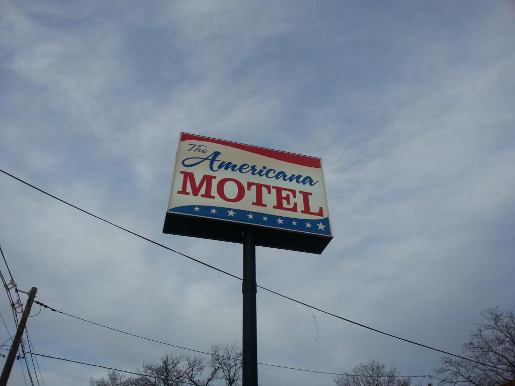Americana Motel في Avenel: علامة للنزل الأمريكي على عمود