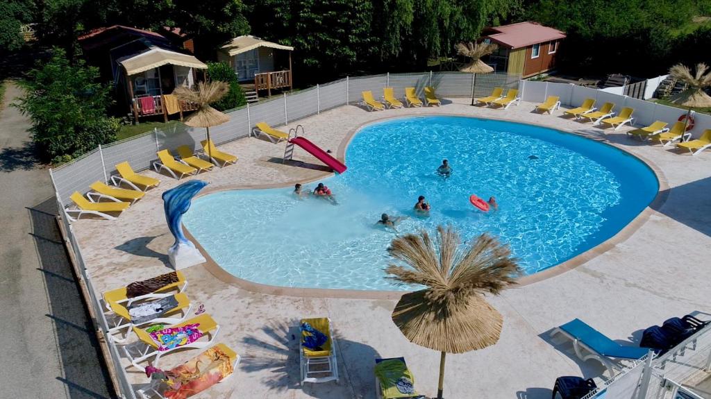 uma vista superior de uma piscina com pessoas nela em Le Verger de Jastres em Saint-Didier-sous-Aubenas