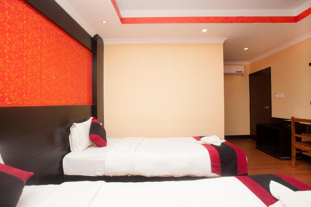 Postel nebo postele na pokoji v ubytování Kathmandu Regency Hotel