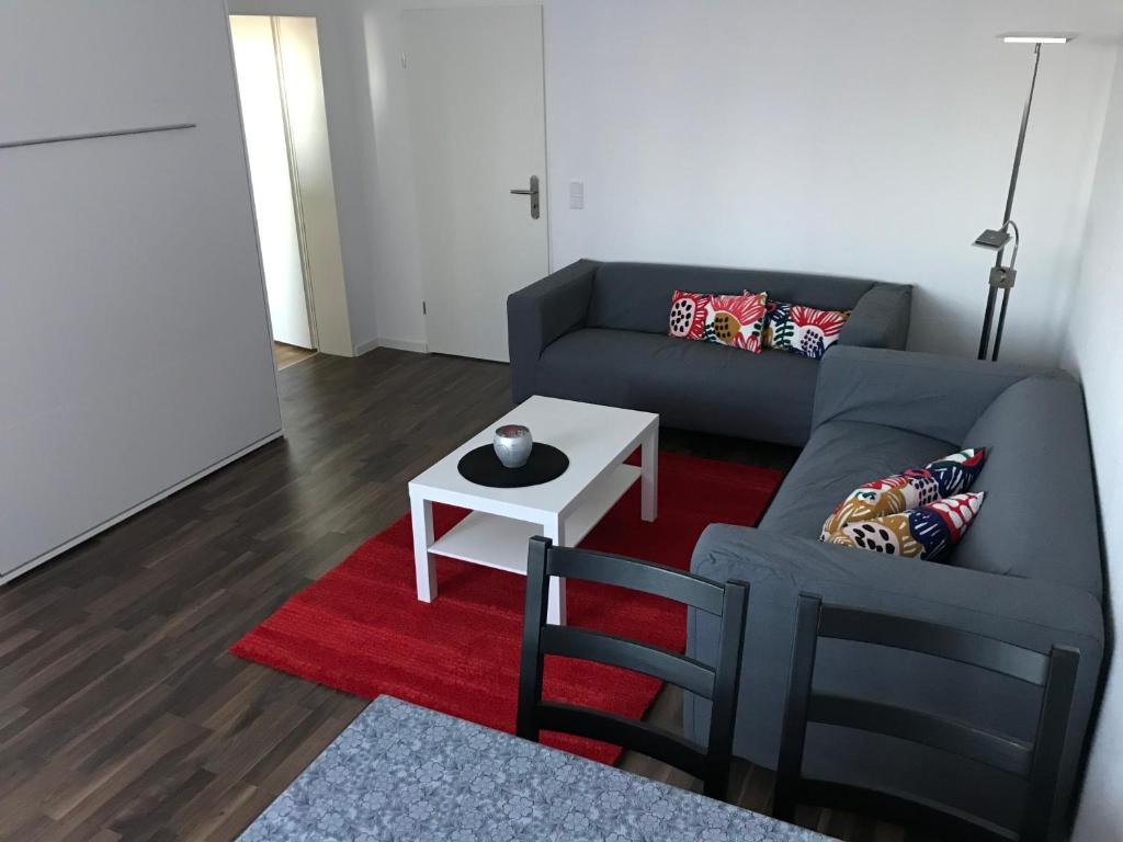 ein Wohnzimmer mit einem Sofa und einem Tisch in der Unterkunft Ferienwohnung An der Gildenstr. 2 in Borken