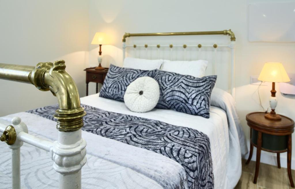 una camera da letto con un letto con un cuscino sopra di Casa Del Carmen IIII - Parking incluido a Tudela