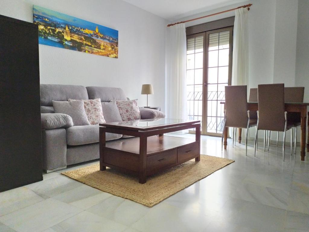 - un salon avec un canapé et une table basse dans l'établissement Precioso apartamento en el Arenal, à Séville