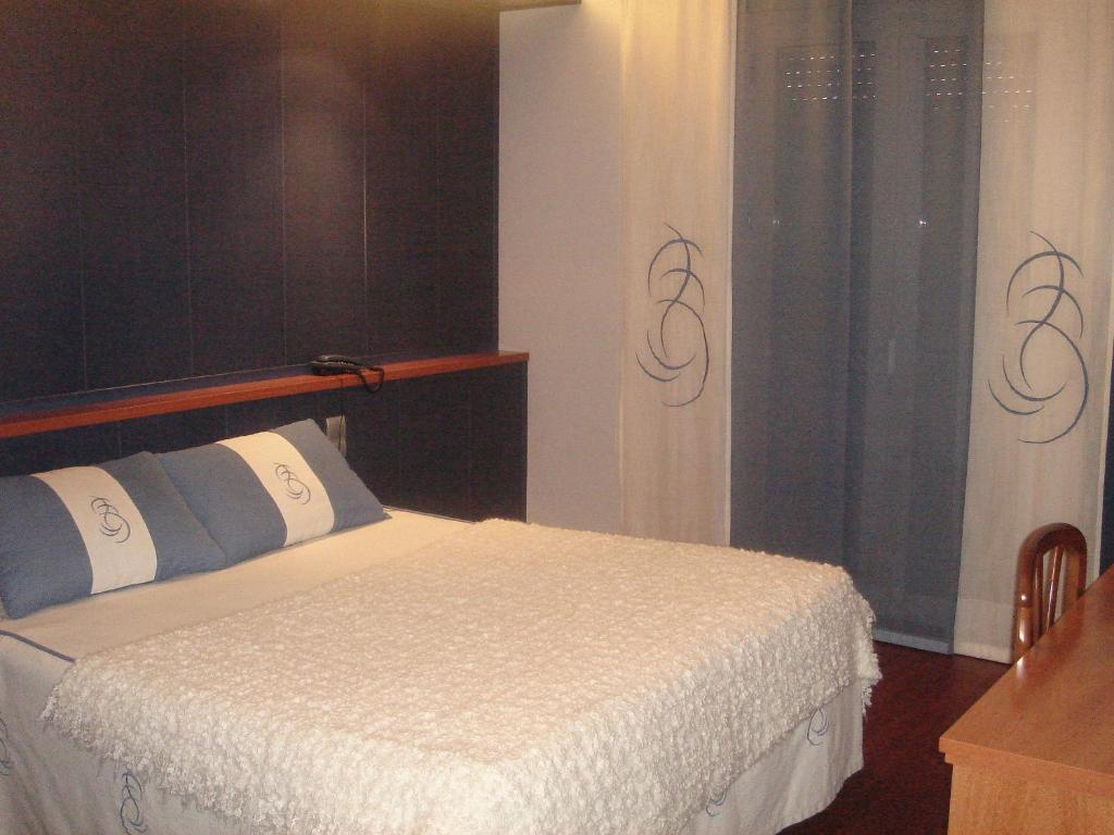 A bed or beds in a room at Hotel Venta de la Punta