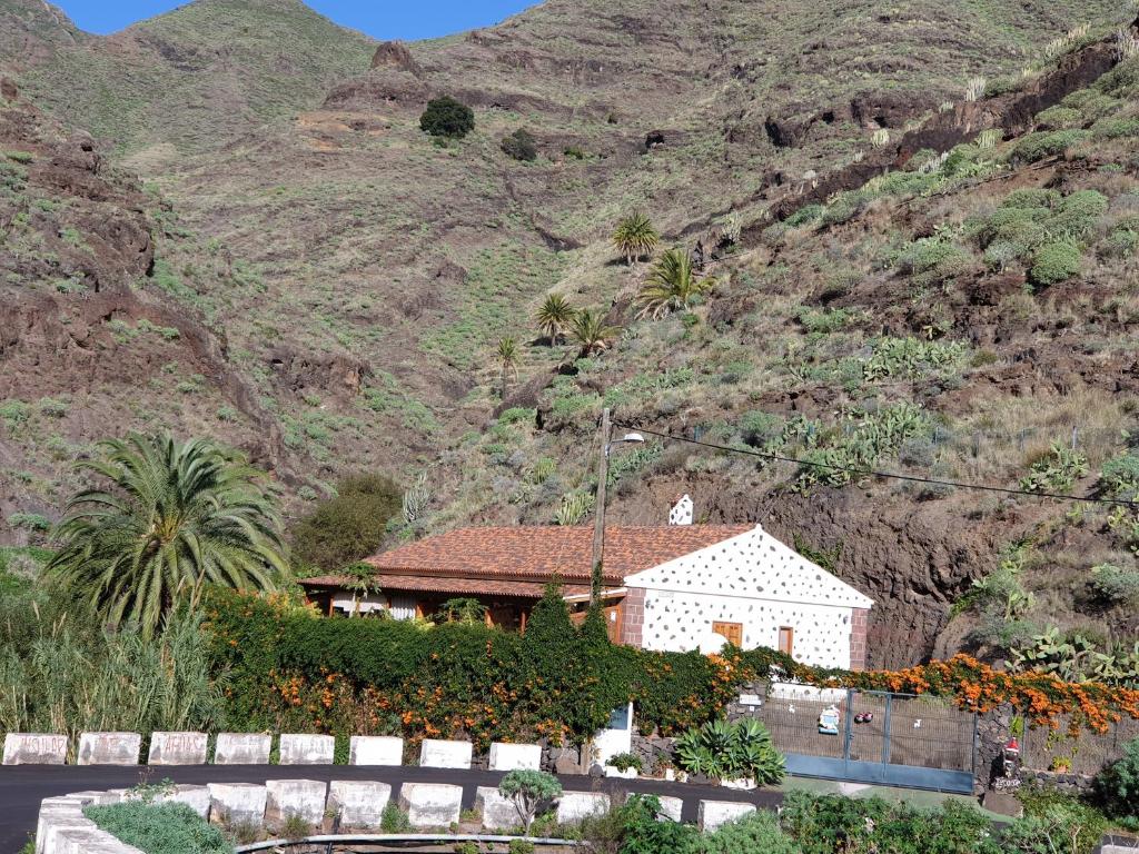 une maison sur le flanc d'une montagne dans l'établissement Apartment Izcague Castilla, à Lomito Fragoso y Honduras