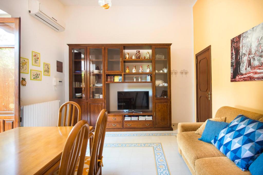 salon z kanapą i telewizorem w obiekcie La Casa di Sara a Mondello w mieście Mondello