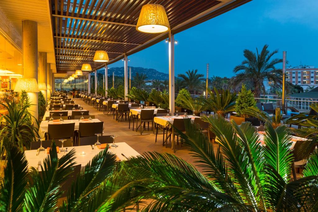 Reštaurácia alebo iné gastronomické zariadenie v ubytovaní Aparthotel Costa Encantada