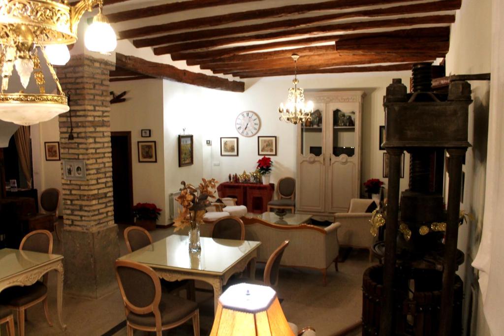 sala de estar con mesa y sillas y comedor en Casa Rural El Gaiter, en Aguaviva