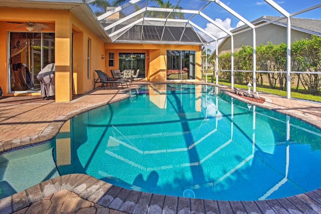 una piscina con agua azul frente a una casa en Naples Home with Pool, Extended Stays Welcome!, en Naples