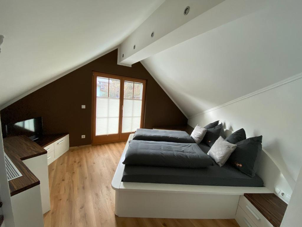 sypialnia z łóżkiem na poddaszu w obiekcie Appartment Schmidl w mieście Bischofshofen