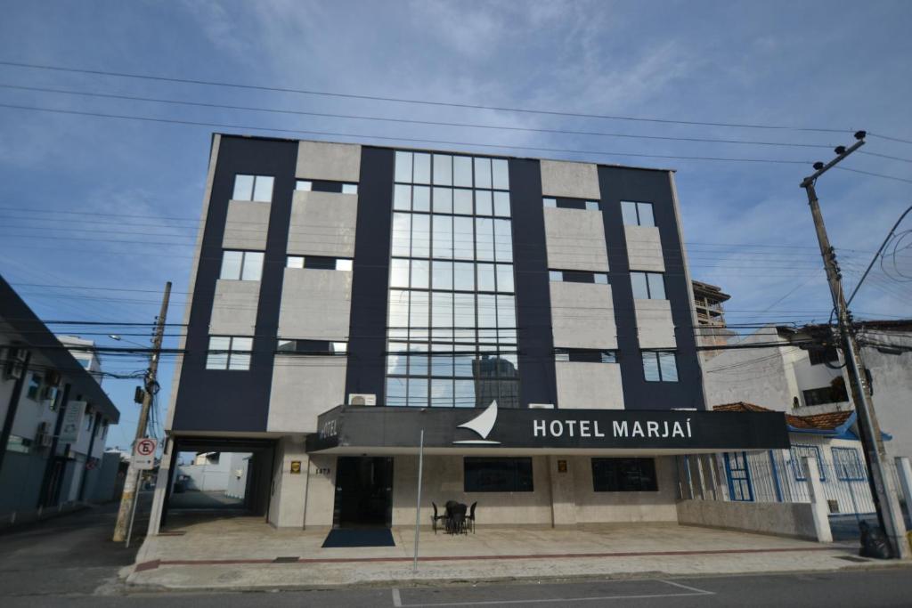 um edifício com um sinal de hotel marciano em Hotel Marjaí em Itajaí