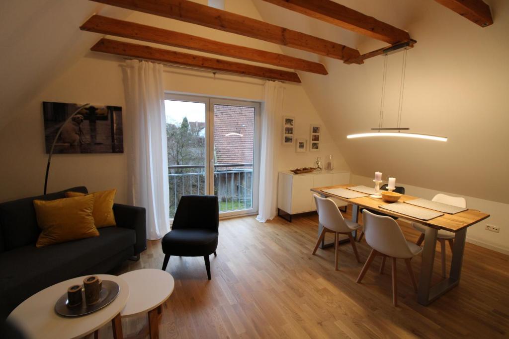 CASA STROBL في لاندسبيرج أم ليخ: غرفة معيشة مع أريكة وطاولة وكراسي
