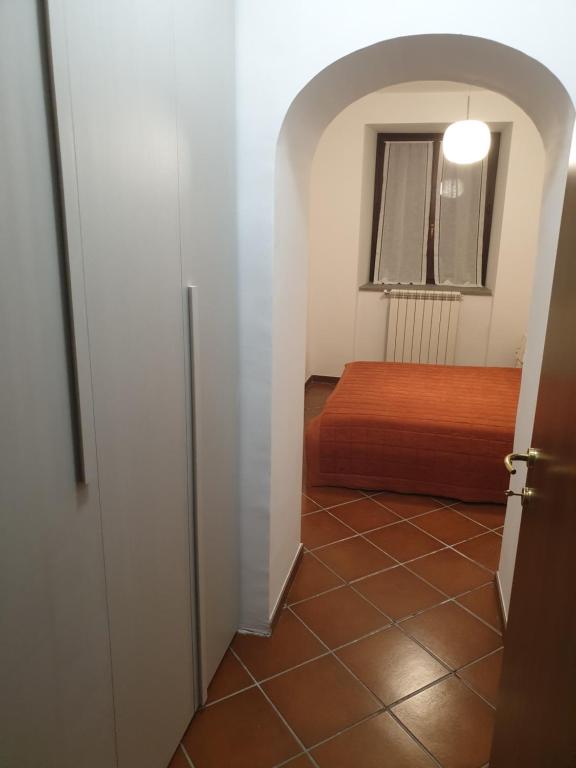 Pokój z łóżkiem i korytarzem z drzwiami w obiekcie Residenza Elise w mieście Orvieto