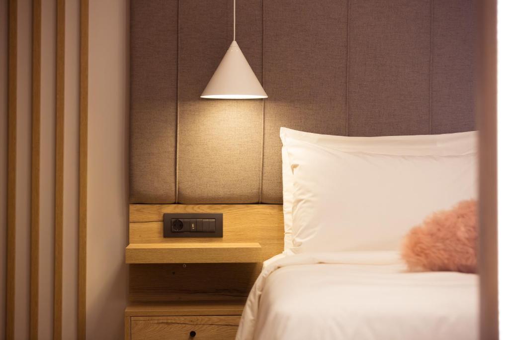 Postel nebo postele na pokoji v ubytování Adryades luxury apartments