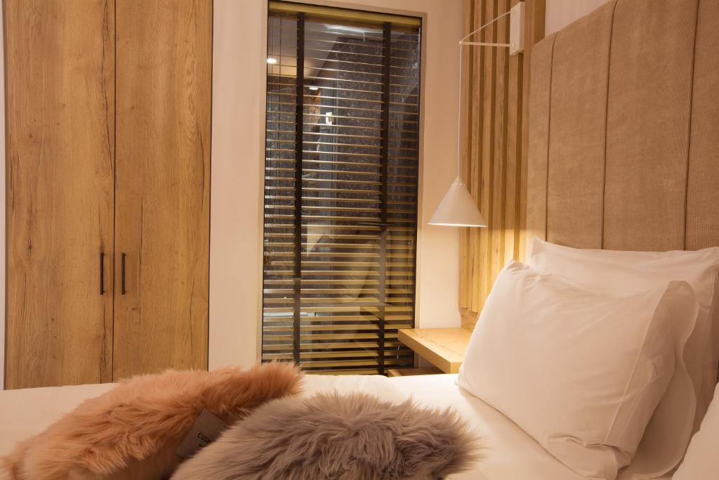 Postel nebo postele na pokoji v ubytování Adryades luxury apartments