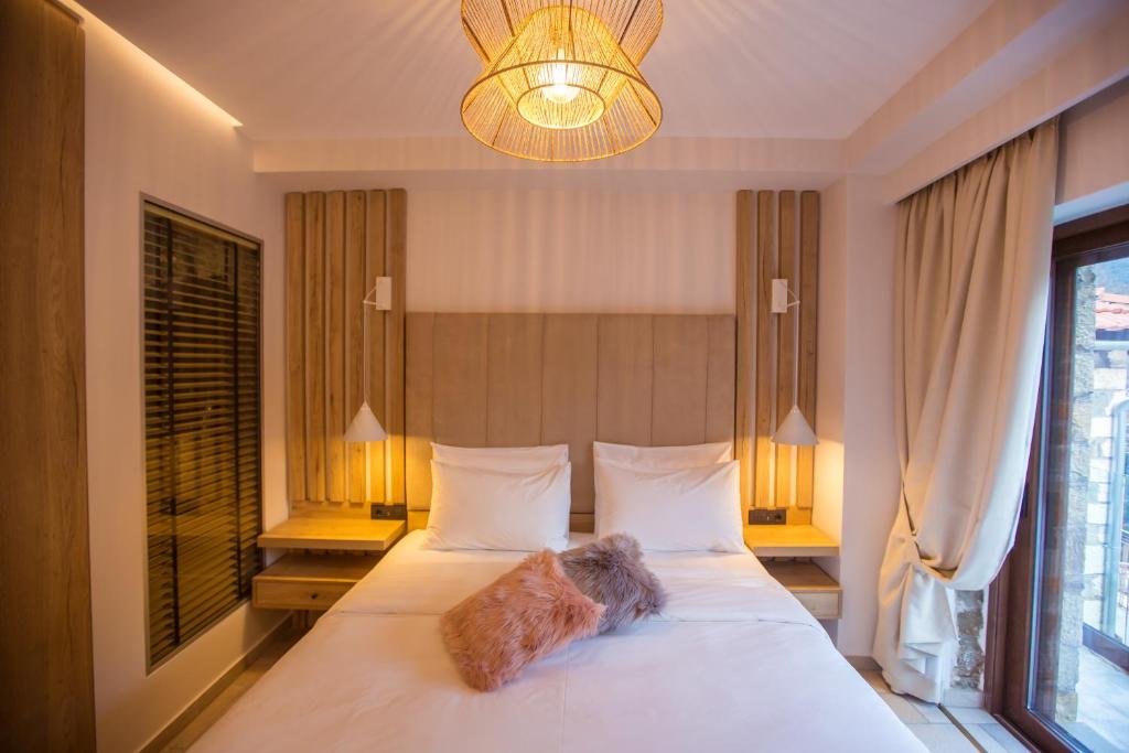 Postel nebo postele na pokoji v ubytování Adryades luxury apartments