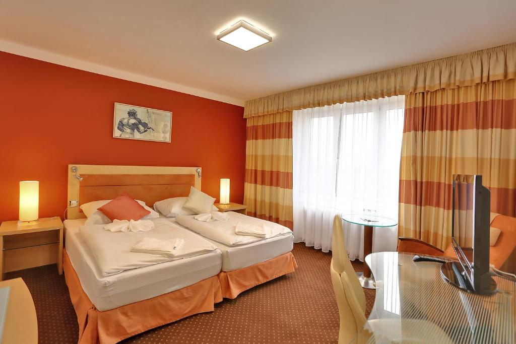 Postel nebo postele na pokoji v ubytování Active & Wellness Hotel Subterra