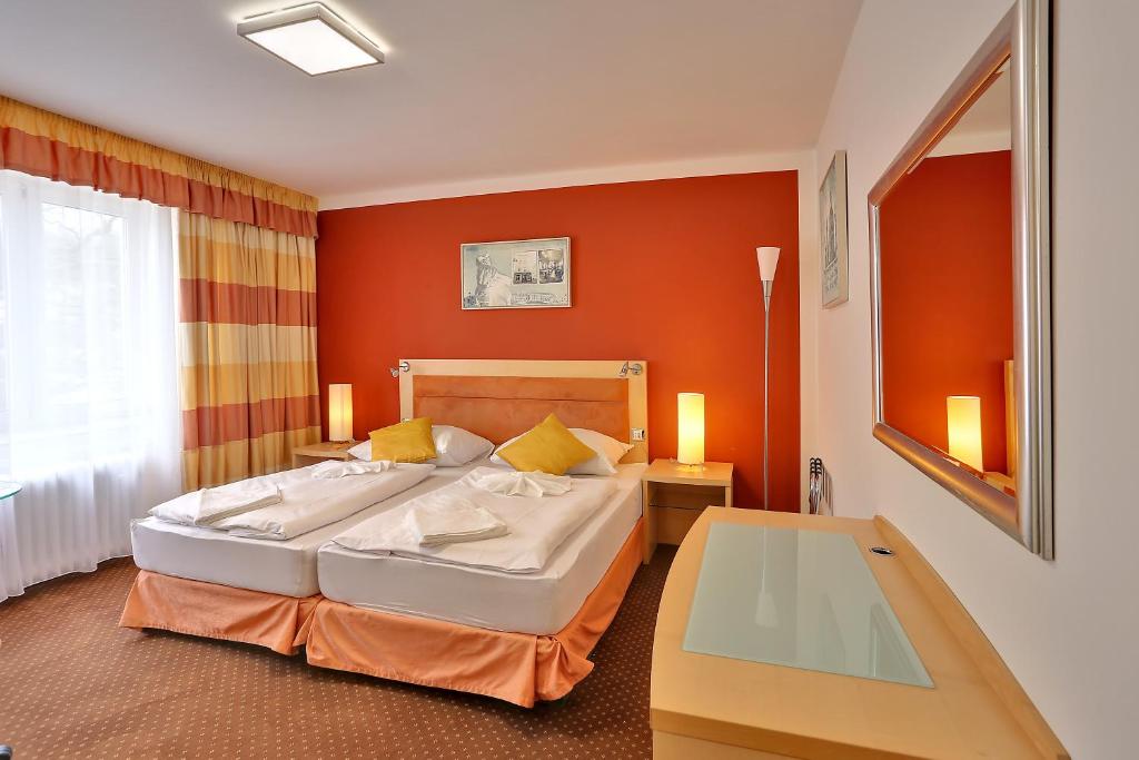 Postel nebo postele na pokoji v ubytování Active & Wellness Hotel Subterra